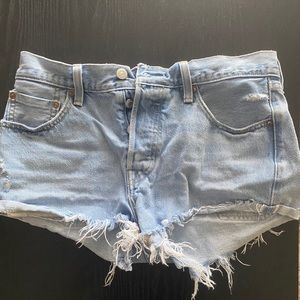 SOLD 💕💕 Levis mid rise shorts